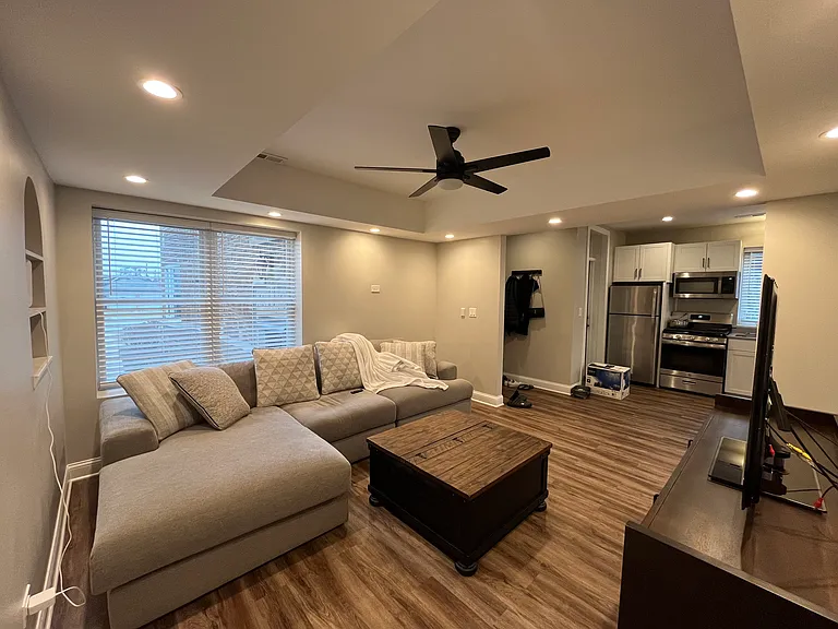 5644 W Sunnyside Ave #1R — Photo 2