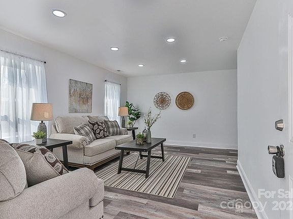4th image of 334 Eastview Pl NW