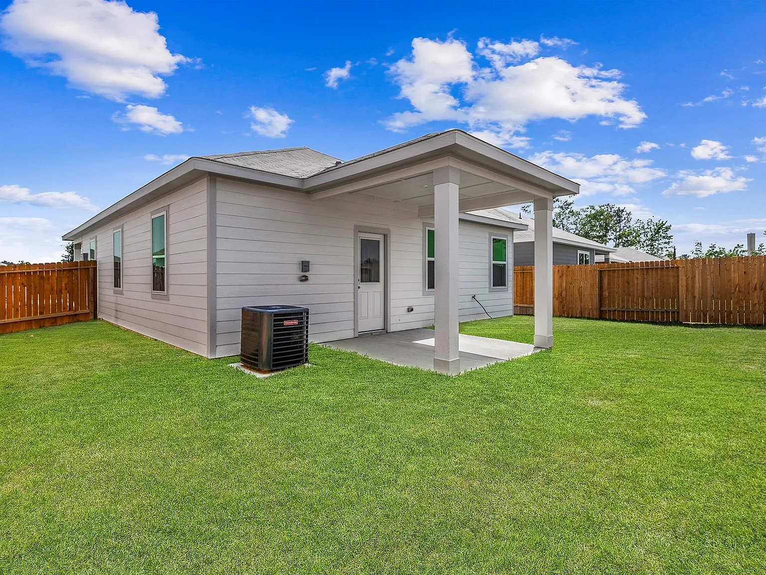 3 bed, 2.0 bath, 1306 sqft, $1,870 — Photo 2