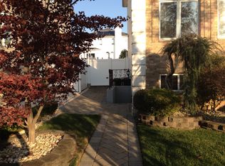 233 Swinnerton St, Staten Island, NY 10307