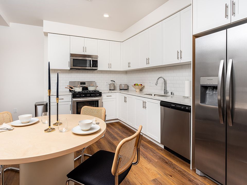 1st image of 832 S Mariposa Ave #4315074