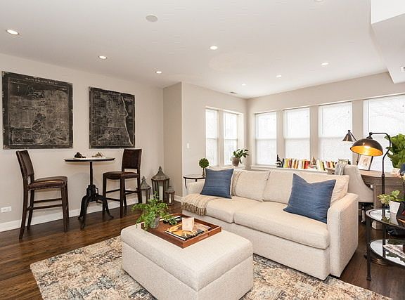 3rd image of 2627 W Leland Ave #2