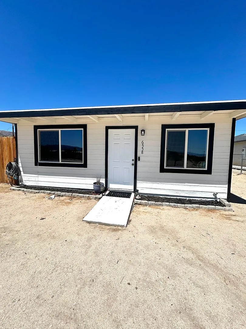 Newly Renovated 2 Bedroom 1 Bathroom Home — Photo 1