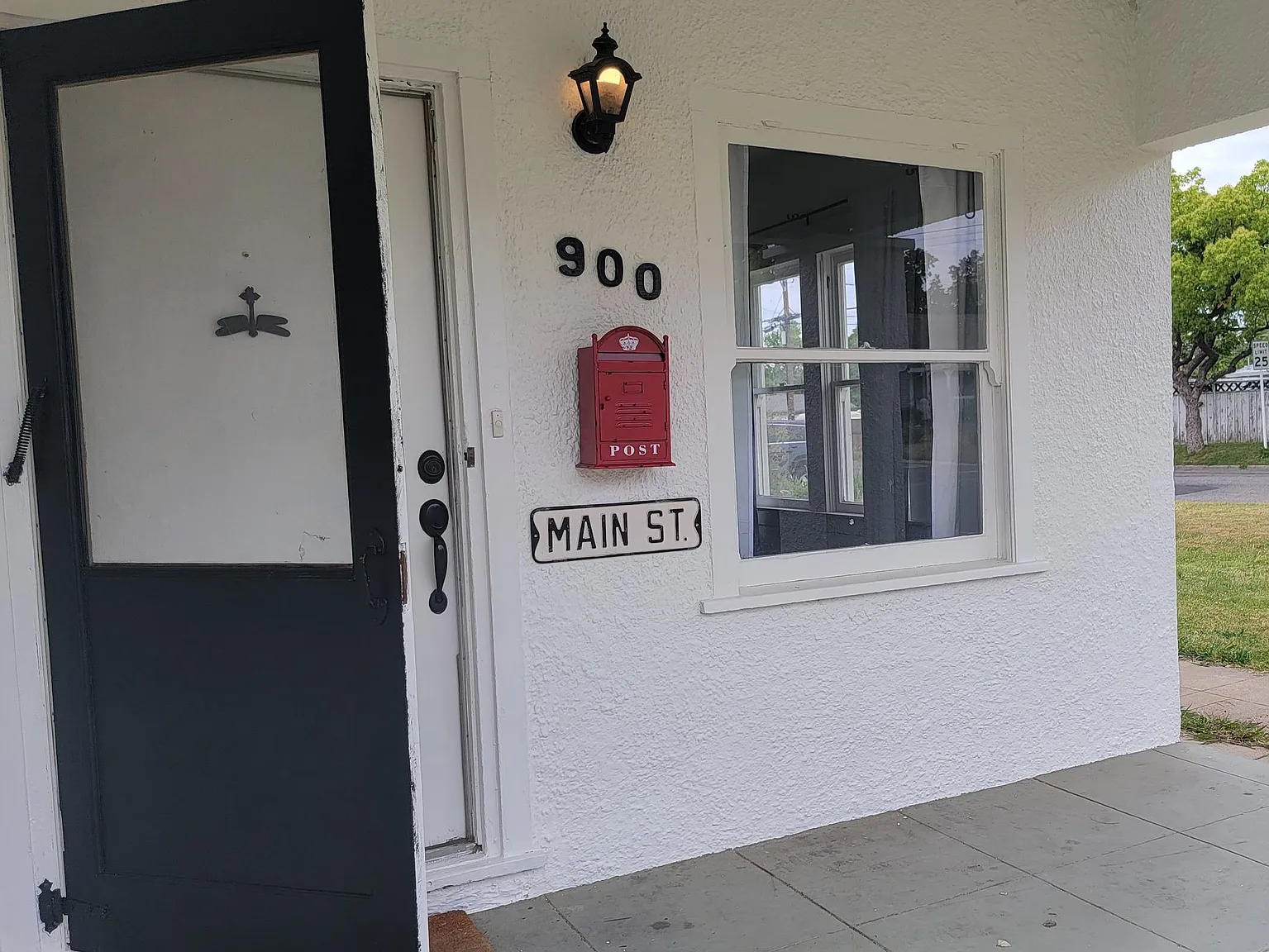900 Main St photo 1