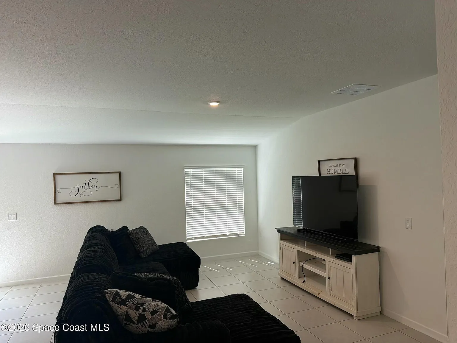 4 bed, 2.0 bath, 2276 sqft, $2,395 — Photo 4