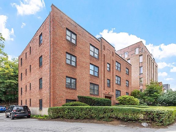 5th image of 159 Saint Paul St APT 1