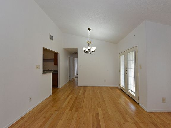 5th image of 328 Bentwood Dr