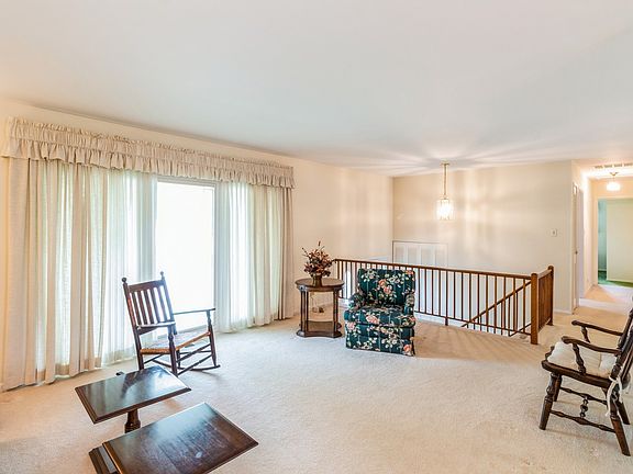 4th image of 312 N Babcock Dr