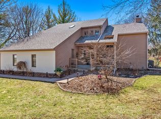 5N692 Forest Glen Ln, St Charles, IL 60175