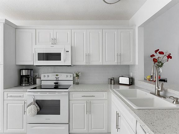 4th image of 1120 SW 111th Terrace