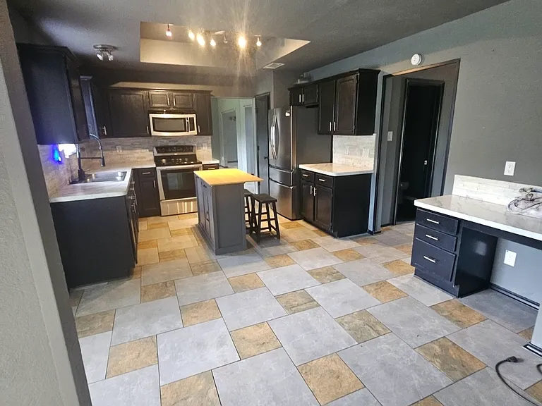1929 Lakeview Cir — Photo 8