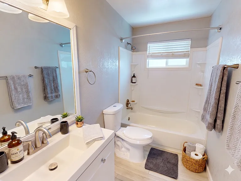 412 N 17th Dr #4 — Photo 6