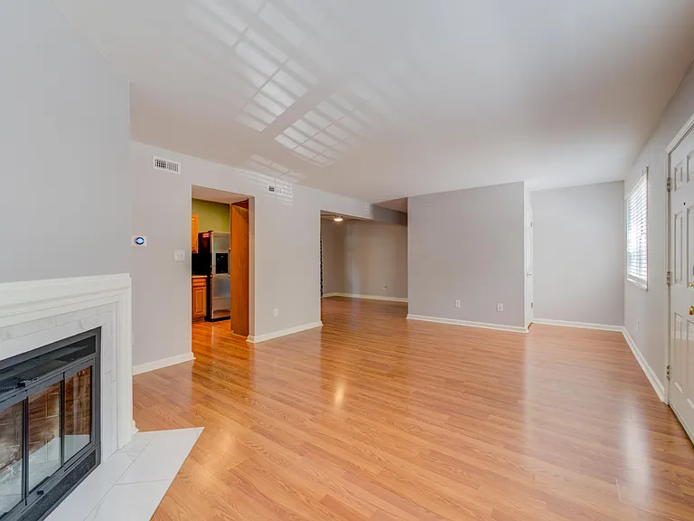 1547 E Swan Cir — Photo 2