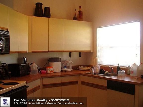 5th image of 591 Royal Palm Way