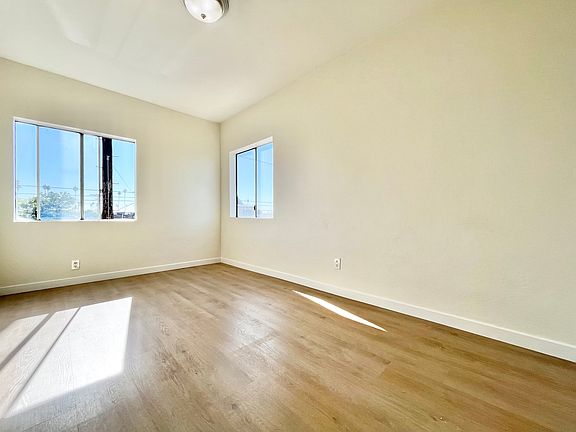 3rd image of 627 W Vernon Ave #3