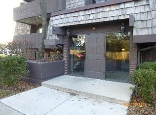 566 Timber Ridge Dr APT 103, Carol Stream, IL 60188