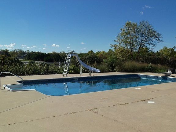 3rd image of 2556 Creekside Ln
