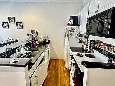 5th image of 17 Thatcher St #2