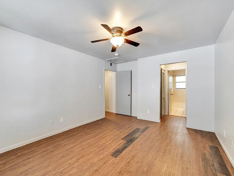 1130 Bois Darc St — Photo 10