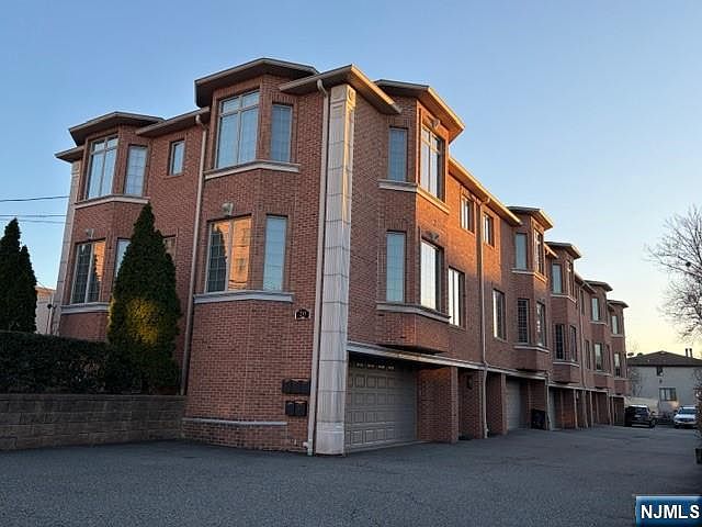 1st image of 20 W Palisades Blvd APT D