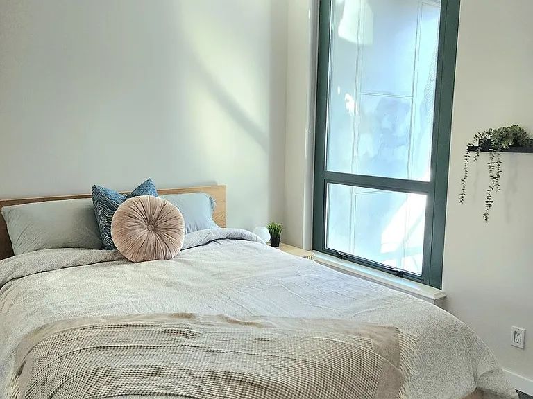 1239 Georgia St W — Photo 4