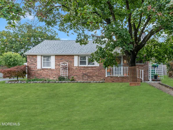 13 Hemlock Road, Howell, NJ 07731