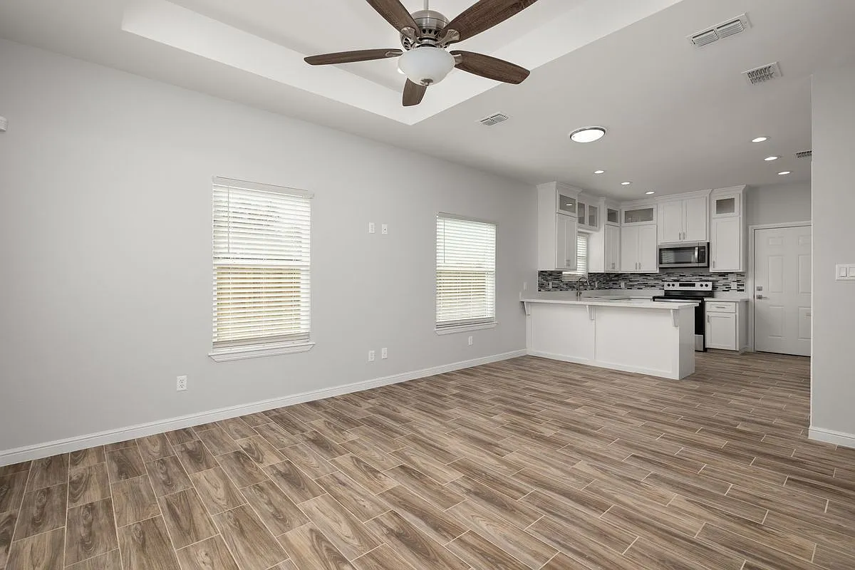 3 bed, 2.0 bath, 1130 sqft, $1,250 — Photo 2