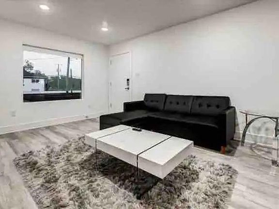 4th image of 1414 Bennett Ave #208
