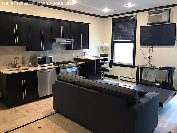 3rd image of 108 Waterman St APT 2B