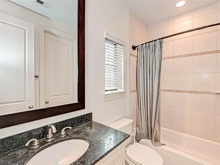 1st floor bedroom's bathroom