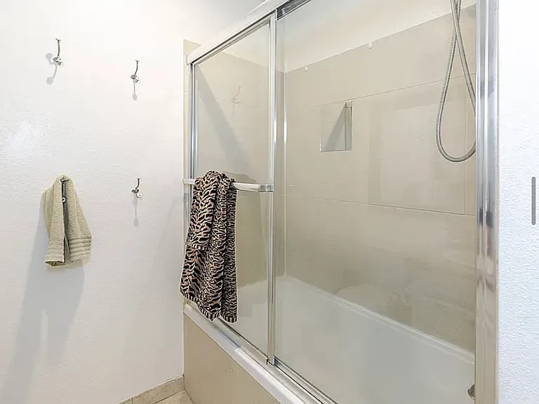 5325 Newcastle Ave — Photo 10