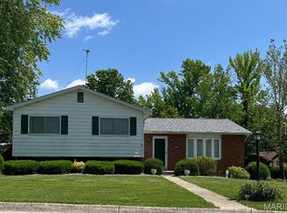 5001 Kingsmire Dr, Godfrey, IL 62035