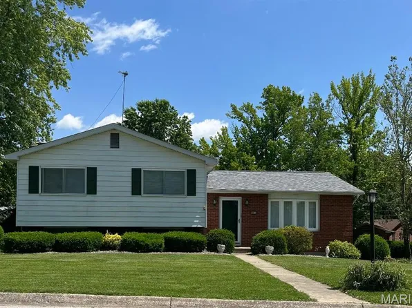 5001 Kingsmire Dr, Godfrey, IL 62035