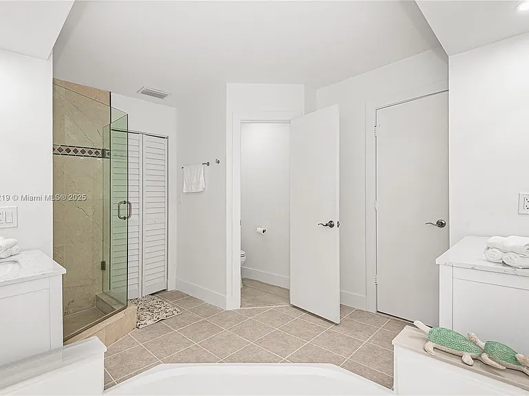 216 SE 9th St — Photo 13