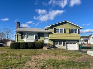 4 Meadow Dr, Waterford, CT 06385