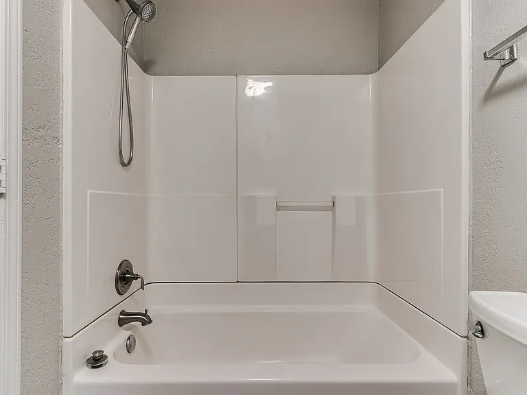 Bathroom 2 with Shower/Tub