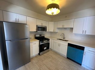 2335 W Touhy Ave APT 303, Chicago, IL 60645