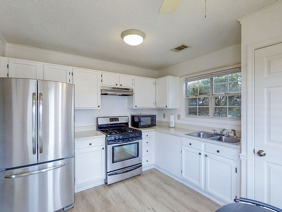 1st image of 827 Mountain View Dr #12767937