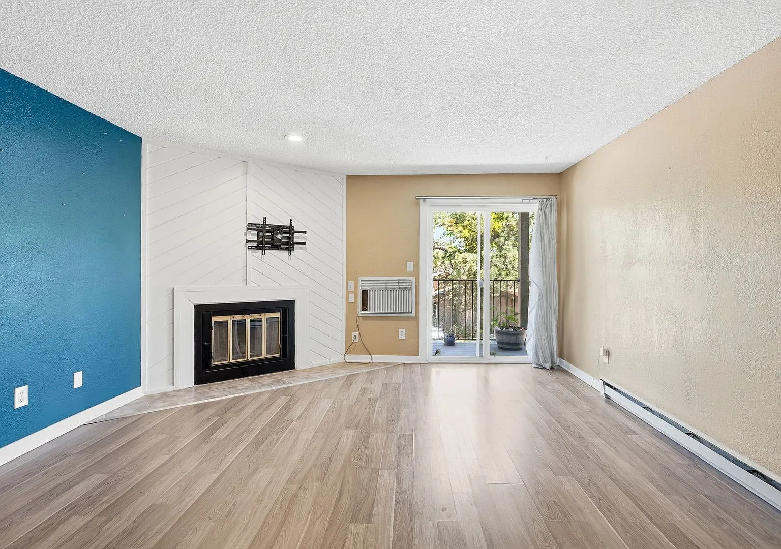 Move in Ready 2bed 2bath in Cherry Creek Schools — Photo 4