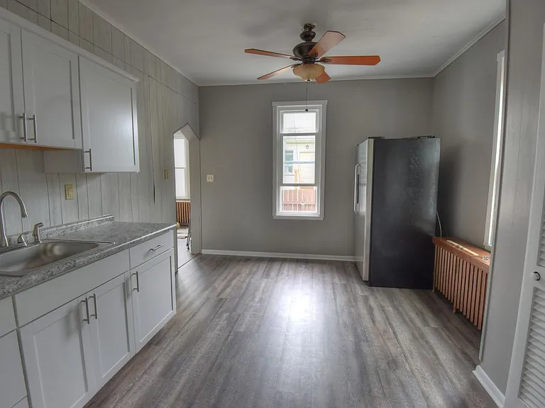 325 E Main St — Photo 4