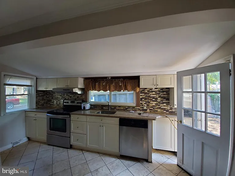 95 Highland Ave — Photo 3
