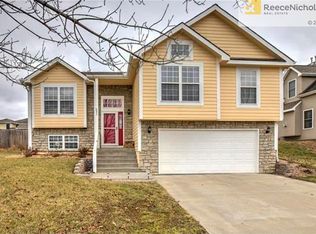231 Willis Dr, Tonganoxie, KS 66086