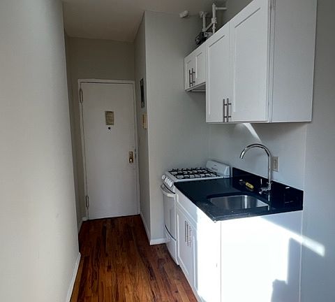 4th image of 165 W 4th St APT 21