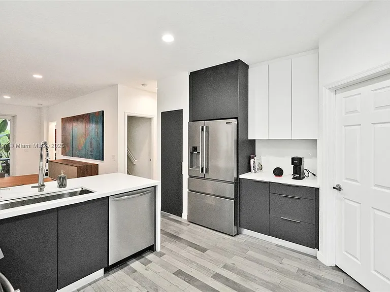 1725 Winterberry Ln — Photo 9