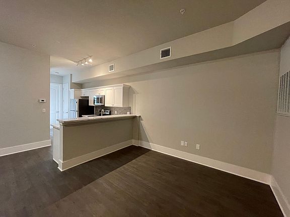 4th image of 2727 Houston Ave #310