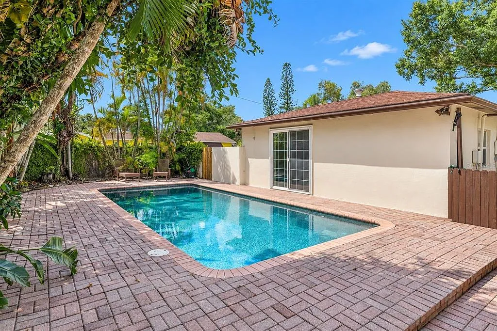 3 bed, 2.0 bath, 1312 sqft, $4,800 — Photo 3