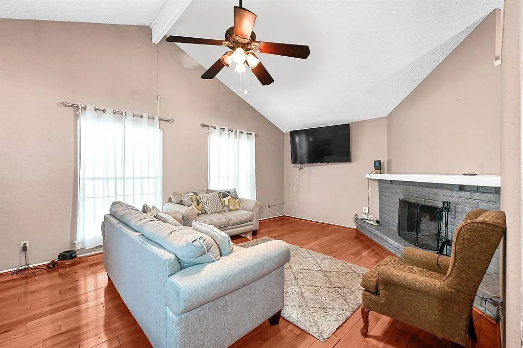 3 bed, 1.0 bath, 1196 sqft, $1,800 — Photo 3