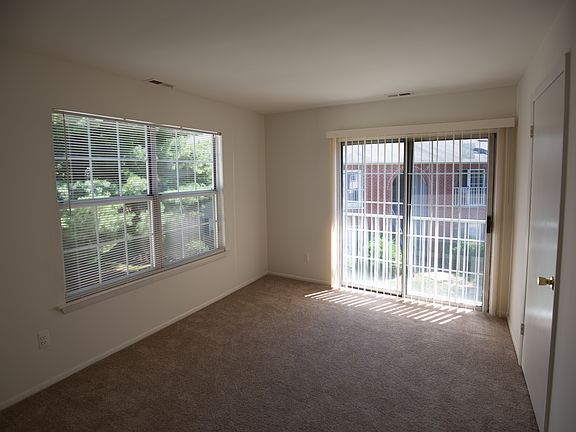 3rd image of 713-8 Zlotkin Cir