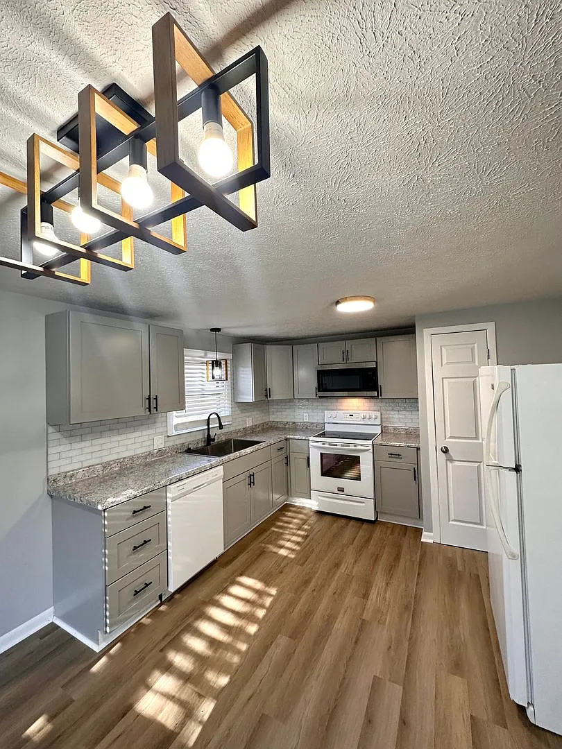 6320 & 6322 N Fruitridge Street — Photo 4