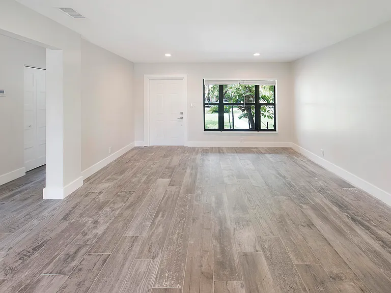 814 NE 8th St — Photo 10